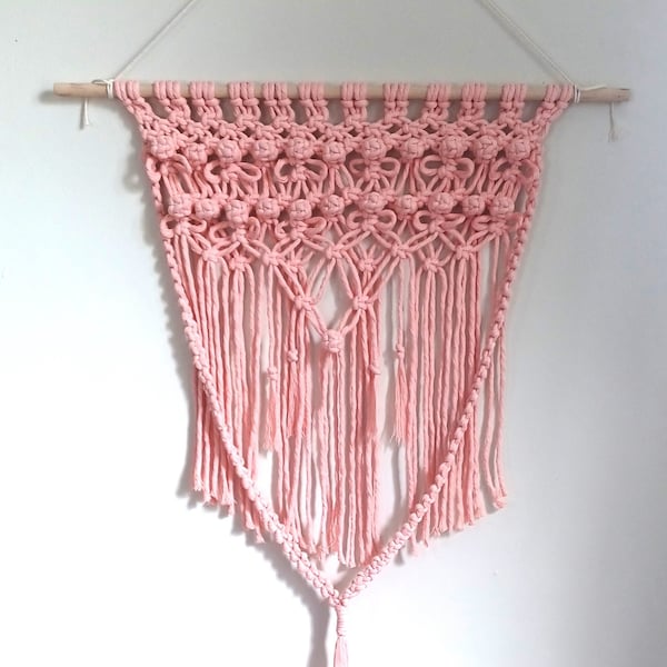 Makrama ścienna z różowymi różami i kokardkami