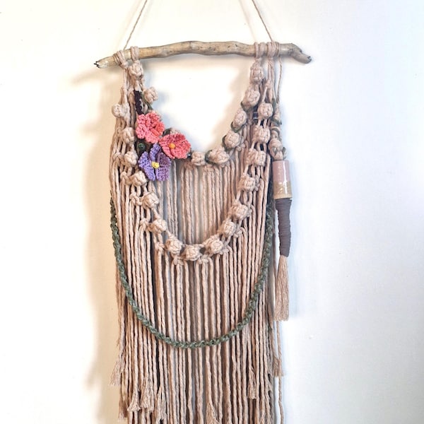 Makrama ścienna z wiązanymi kwiatami i ceramicznymi koralikami