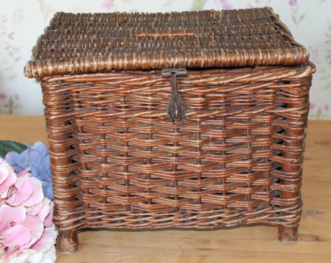 Vintage Reed/wicker Fishing Basket/vintage Fishing Creel Basket/storage