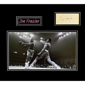 Autógrafo original de Joe Frazier enmarcado en un museo