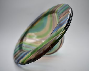 Glazen kom met regenbooggestreepte kunst