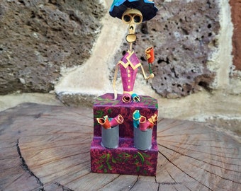 Catrina rose vendeur figurine en étain - Crâne mexicain