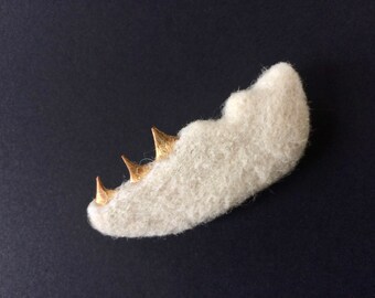 Mandible bone brooch, white jaw bone in felted wool, gold teeth, designer textile jewel, unique piece, curiosity