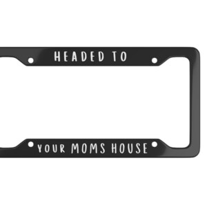 Headed to Your Moms House Lustige Nummernschild Rahmen Emo Nummernschild Lustige Nummernschild Autozubehör Goth Y2K Geschenk Niedlich Gen Z Kawaii