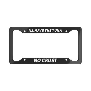 Könnte beinhalten: Schwarzer Nummernschildrahmen mit weißem Text, der "I'll have the tuna no crust" lautet.