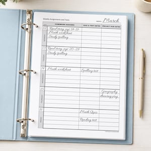 Peut inclure: Un classeur bleu clair à trois anneaux contenant une feuille blanche intitulée Weekly Assignments and Tests pour le mois de mars. La grille comprend des colonnes pour les devoirs, les dates d'examens et les projets avec des notes manuscrites.