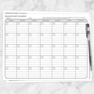 Op de afbeelding: Een witte Hoofdpijn Dagboek Kalender met een zwarte pen. De kalender heeft een rasterindeling met secties voor elke dag van de week en aanwijzingen voor het registreren van hoofdpijndetails. Tekst bevat "Headache Diary Calendar", "Maand", "Jaar" en andere.