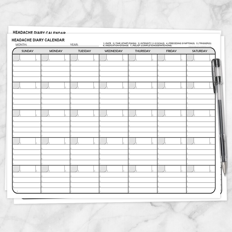 Pode incluir: Um calend&aacute;rio de di&aacute;rio de dor de cabe&ccedil;a em papel branco com linhas de grade e texto pretos. O cabe&ccedil;alho diz HEADACHE DIARY CALENDAR com campos para m&ecirc;s e ano. Inclui colunas para os dias da semana e uma caneta esferogr&aacute;fica transparente.