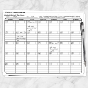 Pode incluir: Um calend&aacute;rio de di&aacute;rio de dor de cabe&ccedil;a em papel branco para abril de 2024 com linhas de grade e texto em preto. O calend&aacute;rio inclui colunas para os dias da semana e linhas para o rastreamento di&aacute;rio de sintomas, gatilhos e medica&ccedil;&atilde;o. Uma caneta preta est&aacute; &agrave; direita.