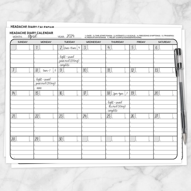 Pode incluir: Um calend&aacute;rio de di&aacute;rio de dor de cabe&ccedil;a em papel branco para abril de 2024 com linhas de grade e texto em preto. O calend&aacute;rio inclui colunas para os dias da semana e linhas para o rastreamento di&aacute;rio de sintomas, gatilhos e medica&ccedil;&atilde;o. Uma caneta preta est&aacute; &agrave; direita.