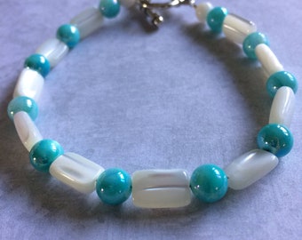 Mother of pearl, beaded bracelet with blue aqua luster shell beads.