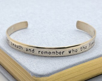 Respirez profondément et rappelez-vous qui vous êtes / Bracelet inspirant personnalisé / Manchette cadeau d’encouragement / Bracelet cadeau