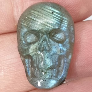 Hand geschnitzt Aqua Blue Labradorit Schädel Cabochon. ca. 16x24mm Ideal für Schmuckkreationen!