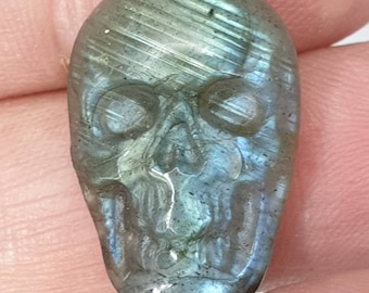 Cabochon tête de mort en labradorite bleu aqua sculpté à la main. Env. 16 x 24 mm. Idéal pour les créations de bijoux !