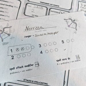 Könnte beinhalten: Ein Charakterbogen für ein Rollenspiel, mit dem Charakternamen "Nerrissa" und der Klasse "Ranger - Swarm, hee per". Das Blatt enthält einen Zauberangriffsmodifikator, einen Zauberrettungs-SG und einen Abschnitt für Angriffe und Zauber.