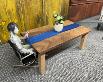 ミニチュア手作りカスタムダイニングテーブル | ウォールナット材のライブエッジ、樹脂リバー仕上げ