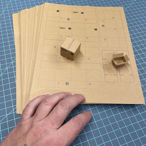 Hojas preimpresas de cajas marrones en miniatura sin cortar: plantillas de cajas en miniatura, constrúyalas usted mismo