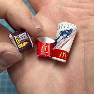 Padrões de dobra de caixa de fast food em miniatura para impressão: batatas fritas, xícaras, nuggets de frango, hambúrguer