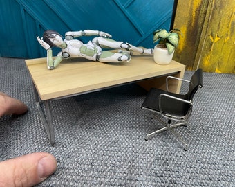 精巧なミニチュアの手作りポプラ材とスチール製の大型オフィスデスクまたは会議テーブル