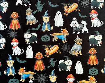 Pode incluir: Tecido preto com um padrão repetitivo de cães em fantasias de Halloween, incluindo chapéus de bruxo, capas e trajes de cachorro-quente, intercalados com fantasmas brancos, abóboras laranja, morcegos pretos e teias de aranha.