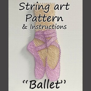 Puede incluir: Patrón de arte de hilo e instrucciones para un diseño de zapato de ballet. El patrón está hecho con hilo rosa y beige envuelto alrededor de clavos.