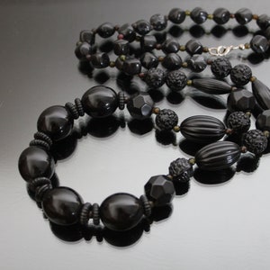 Schwarze Halskette. Perlen. Gegossener Kunststoff-Kostüm-Weinlese-Schmuck