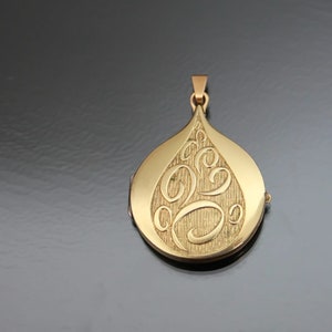 Medalhão dourado dos anos 60 Oriental Glamour. Pingente em Ouro Amarelo Dourado. Presente de amor vintage