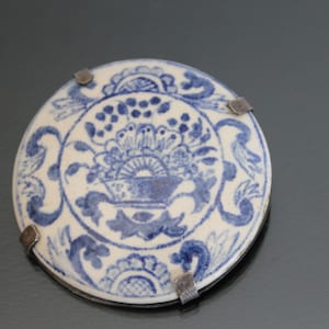 Antieke Delftse, keramische handgeschilderde broche.