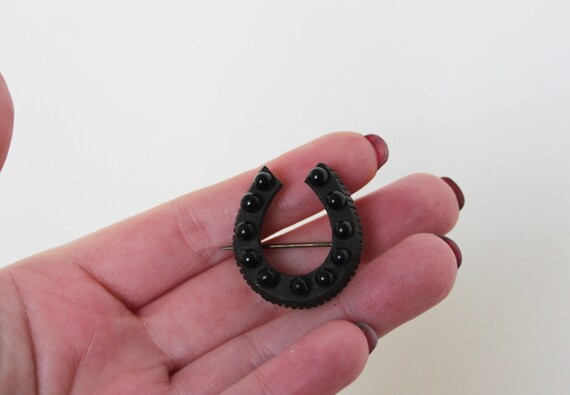 Ancienne Broche Fer à Cheval Et Fleur De Lys En Gutta-percha - Époque 1900, 3,2 X 2,5 Cm - Occasion