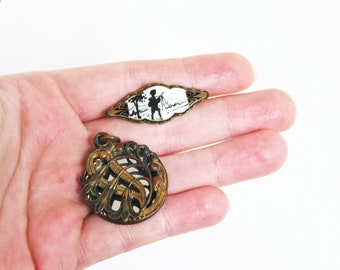 Broche Ancienne Émaillée Et Signée – Laiton – Bon État – Vintage