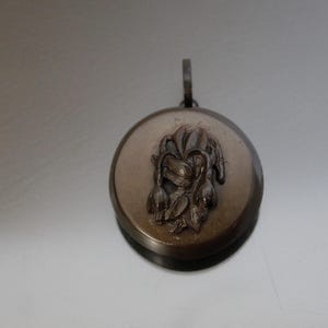 Pendentif médaillon fleurs en gutta-percha victorienne fuchsia, faux chêne des tourbières antique