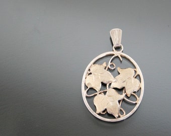Pendentif autrichien Art Déco en argent 900 repoussé floral. Conception sécessionniste.