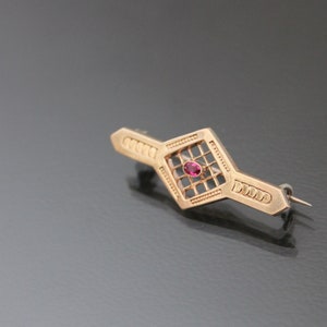 Antike Brosche mit Gravur. Faux Rubin, Rose Gold Plate, Jugendstil, Kunsthandwerk.