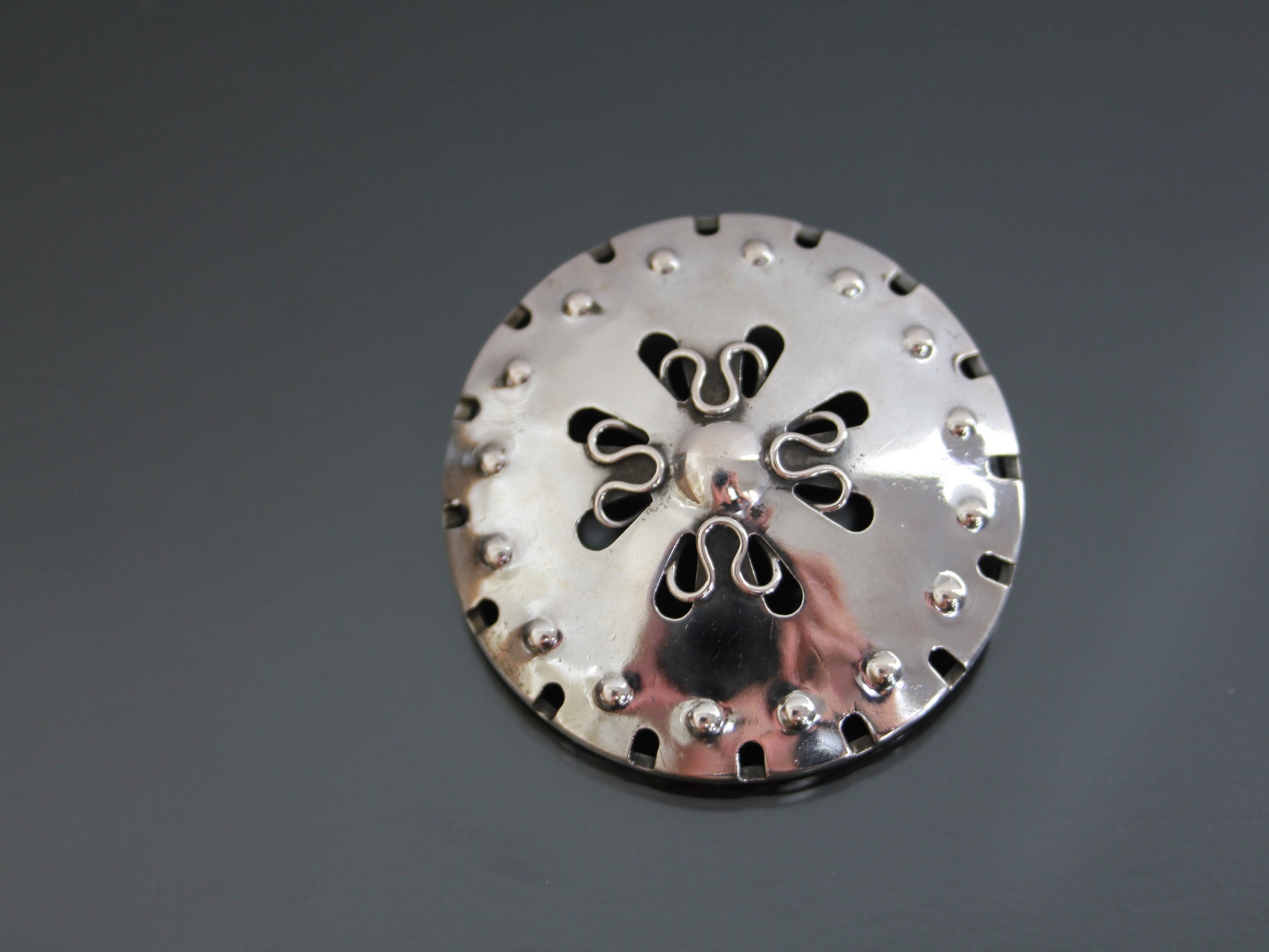 Spilla geometrica Jugendstil Avant Garde in argento 800. Spilla antica