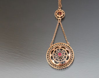 Collier en filigrane de déshabillé plaqué or rose rubis édouardien. bijoux en pâte vintage