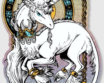 Puede incluir: Un unicornio blanco con un cuerno y pezuñas doradas, que lleva un collar dorado con un diseño de cabeza de león. El unicornio está rodeado por una cadena dorada y diseños florales sobre un fondo brillante.