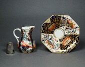 19th Century Doll Size Derby Imari Porcelain Miniature Wash Bowl And Jug Toilet Set, Stevenson And Hancock Period, Circa 1865