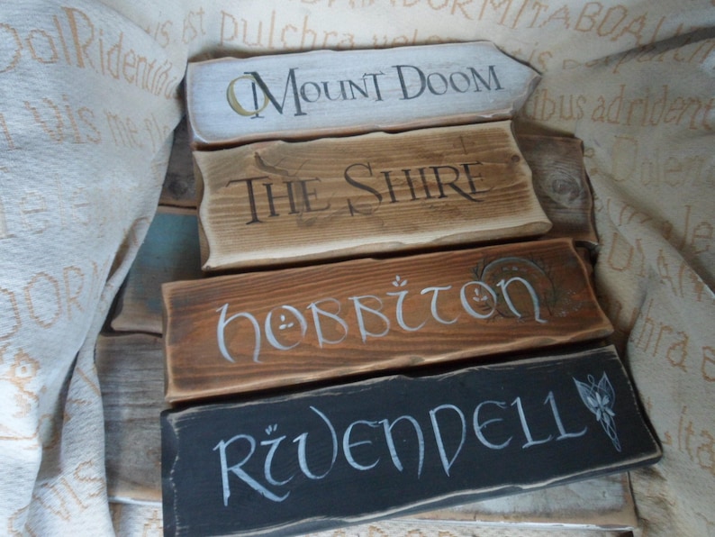 Pu&ograve; includere: Quattro cartelli in legno con diverse localit&agrave; fantasy scritte su di essi. I cartelli sono Monte Fato, La Contea, Hobbiton e Gran Burrone.