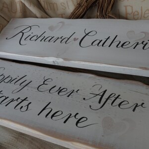 Pu&ograve; includere: Due cartelli rustici in legno con vernice bianca e calligrafia nera. Un cartello recita "Richard Catherine" con un cuore, l'altro dice "Happily Ever After starts here". Ideale per l'arredamento di matrimoni.
