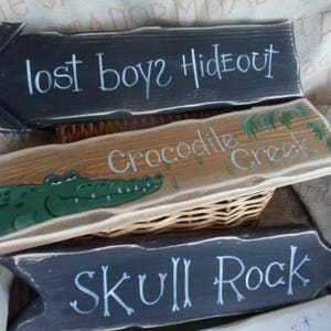 Cartelli segnaletici singoli e multipli ispirati a Peter Pan, Neverland, Lost Boys Hideout, Croc Creek, Skull Rock, Campanellino, Pixie Hollow, campo indiano