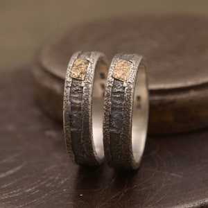 ロックテクスチャー スターリングシルバーと14Kゴールドの結婚指輪セット、幅5.5mm、BE234