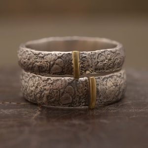 ハンドクラフト ロックテクスチャ スターリングシルバー 結婚指輪 14Kゴールドディテール BE221