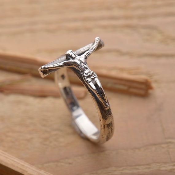Silver crucifix ring outlet