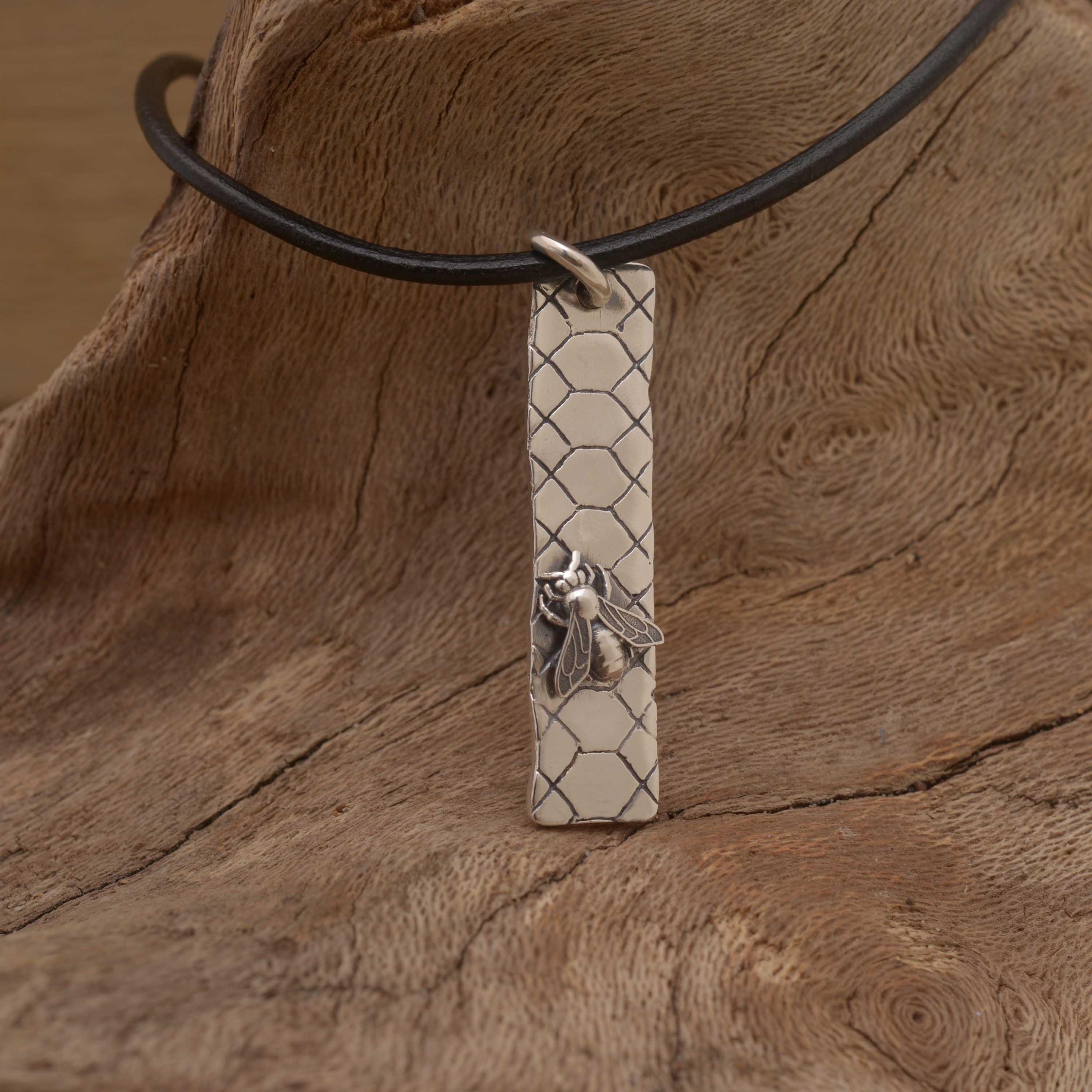 【MIAE】蜂蝶隨香 necklace Honey Bee Necklace, Native Beaded Pendant, Animal Charm