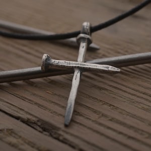 Sterlingzilveren spijkerkruis, christelijk cadeau herenkunst, ST780