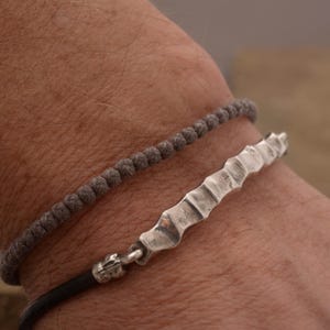 Modernes Armband aus Sterling Silber und Leder für Männer, Handgefertigter Schmuck für Ihn, BA185