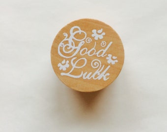 Stempel mit Aufschrift GOOD LUCK aus Holz