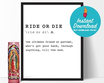 Può includere: Arte da parete stampabile in bianco e nero con la definizione di "ride or die" in un font da macchina da scrivere. La definizione è "l'amico o il partner definitivo, che ti copre le spalle, attraverso qualsiasi cosa, fino alla fine."