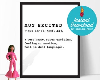 Può includere: Una stampa incorniciata nera con la scritta "MUY EXCITED" in grassetto. La definizione descrive un sentimento felice ed eccitante in due lingue. Una bambola in abito rosa è a sinistra.