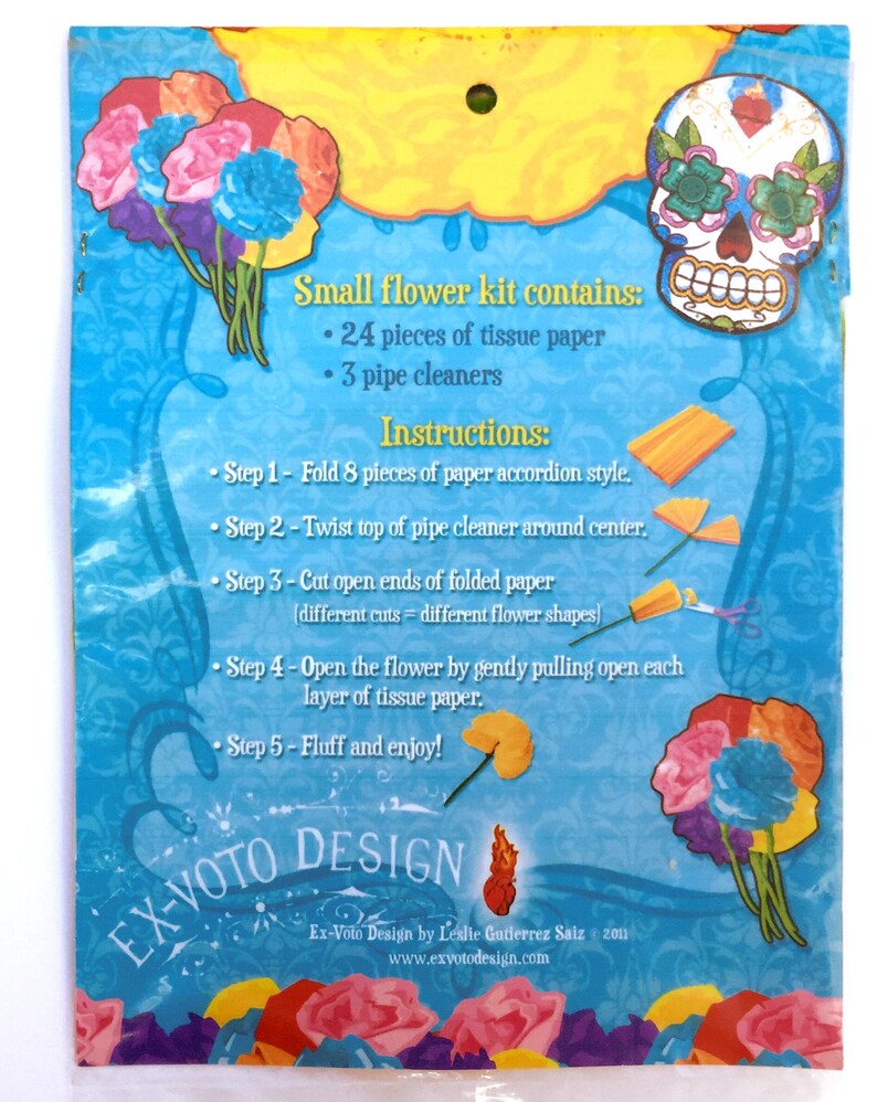 K&ouml;nnte beinhalten: Eine blaue und gelbe Verpackung mit Anweisungen zum Basteln von Seidenpapierblumen. Das Paket enth&auml;lt 24 Blatt Seidenpapier und 3 Pfeifenreiniger. Der Text auf der Verpackung lautet "Kleines Blumenset enth&auml;lt: 24 Blatt Seidenpapier, 3 Pfeifenreiniger, Anleitung: Schritt 1 - Falten Sie 8 Blatt Papier im Ziehharmonikastil. Schritt 2 - Drehen Sie die Oberseite des Pfeifenreinigers um die Mitte. Schritt 3 - Schneiden Sie die offenen Enden des gefalteten Papiers auf (verschiedene Schnitte = verschiedene Bl&uuml;tenformen) Schritt 4 - &Ouml;ffnen Sie die Blume, indem Sie vorsichtig jede Schicht Seidenpapier auseinanderziehen. Schritt 5 - Aufplustern und genie&szlig;en! Ex-Voto Design by Leslie Gutierrez Saiz 2011 www.exvotodesign.com"